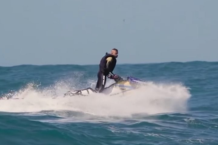 Os surfistas especialistas nesse tipo de onda, conhecidos como big riders, precisam percorrer 5 km de mar aberto a bordo de jet skis e enfrentar trechos de mar revolto para chegar ao local.