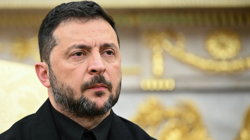 O presidente ucraniano, Volodymyr Zelensky, discursa durante uma reunião com o presidente dos EUA, Donald Trump, no Salão Oval da Casa Branca, em Washington, D.C., em 18 de agosto de 2025. Líderes europeus se juntam ao presidente ucraniano, Volodymyr Zelensky, em conversas com o presidente dos EUA, Donald Trump, em 18 de agosto, enquanto tentam encontrar uma maneira de encerrar a ofensiva russa. Os líderes que viajam a Washington na segunda-feira para se apresentar ao lado de Zelensky se autodenominam a 