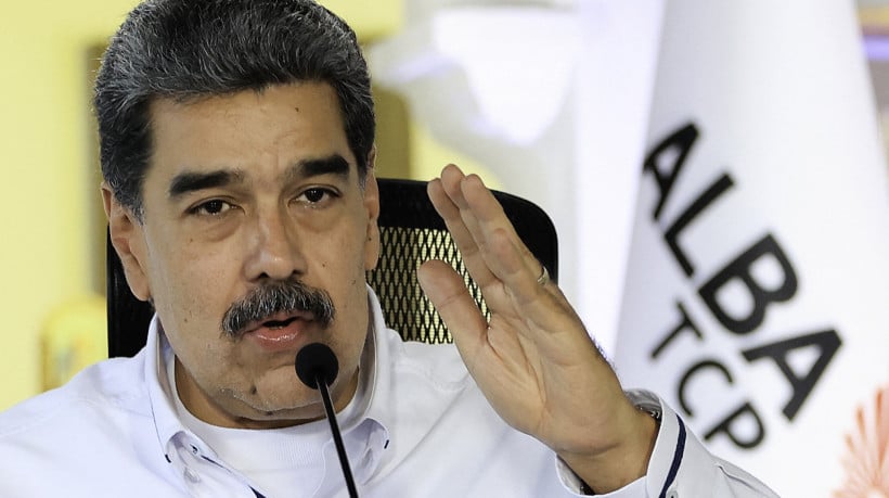 For&ccedil;as dos Estados Unidos interceptam um navio petroleiro pr&oacute;ximo &agrave; costa da Venezuela; a opera&ccedil;&atilde;o, registrada em v&iacute;deo, envolveu militares desembarcando de helic&oacute;ptero para assumir o controle da embarca&ccedil;&atilde;o em alto-mar