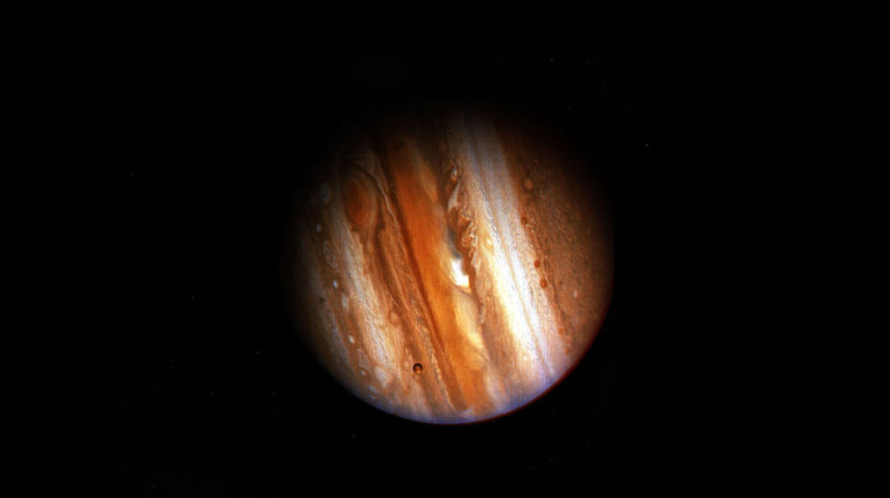 Urano é o sétimo planeta a partir do Sol e o terceiro maior planeta do nosso sistema solar 