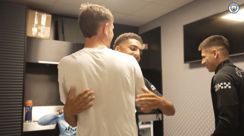 Elenco do Manchester City se despede de James McAtee