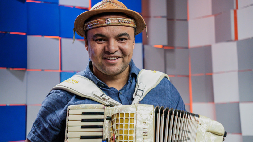 Interpretando Luiz Gonzaga nos cinemas pela 2ª vez, Chambinho do Acordeon compartilha o amor pela sanfona e alerta para a valorização do forró no Brasil. (Foto: Fernanda Barros/ O Povo)