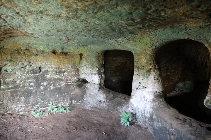 Já em Alghero, a menos de dez quilômetros do mar, encontra-se Anghelu Ruju, necrópole descoberta em 1903.