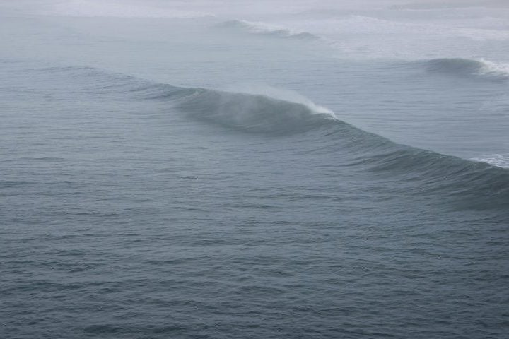 Uma formação rochosa submersa que fica a 5,3 km da costa de Jaguaruna, Santa Catarina, se tornou um atrativo para surfistas de ondas gigantes.