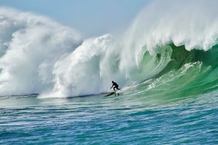 As ondas gigantes são geradas pelo fenômeno chamado de empinamento (shoaling, em inglês), no qual uma onda de águas profundas emerge para a superfície.