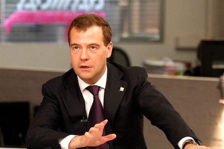 Após retornar ao cargo de primeiro-ministro em 2012, foi gradualmente afastado do centro do poder, especialmente após a ascensão dos “siloviki” — grupo ligado aos militares e à segurança. 