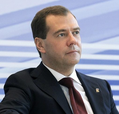 Embora hoje tenha pouca influência real dentro da Rússia dominada por Putin, Medvedev continua a usar redes sociais para fazer provocações contra líderes ocidentais.
