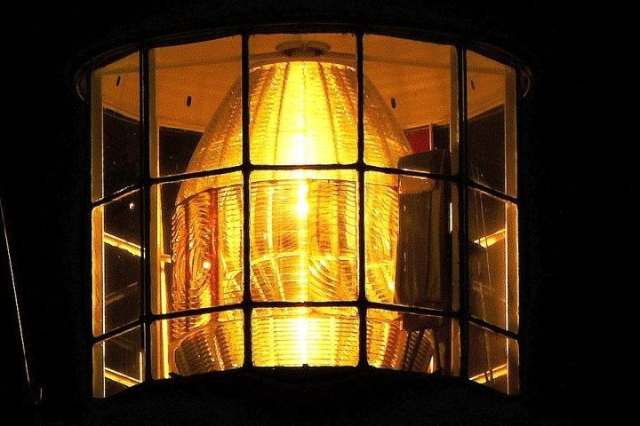 Na face sul do refletor do farol existe uma faixa vermelha que, quando a luz passa por ela, indica a direção correta da laje, indicando e alertando para os perigo para a navegação, explicou o historiador e arqueólogo, Alexandro Demathe.