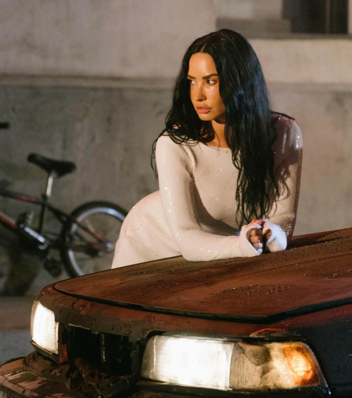 Em 2025, Demi iniciou sua nova era musical com o single “Fast”, de influência EDM, lançado em 1º de agosto.
