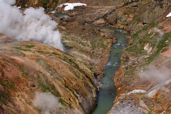 O Vale dos Gêiseres, uma das maiores concentrações de gêiseres do mundo, é outra atração natural famosa da península de Kamchatka.