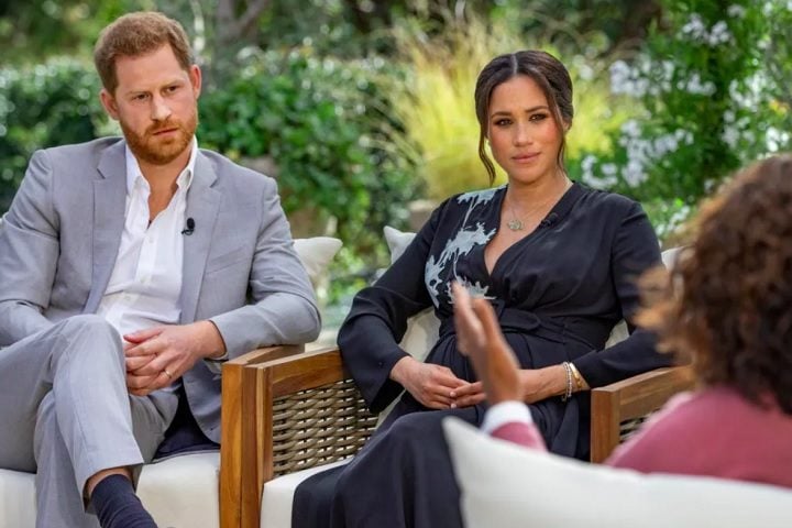 Em 2021, os dois deram uma entrevista bombástica para a apresentadora Oprah Winfrey, acusando a família real de racismo e falta de apoio, especialmente em relação à saúde mental de Meghan.