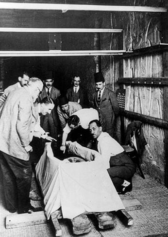 Em 1922, o arqueólogo britânico Howard Carter identificou a tumba de Tutancâmon. A descoberta ganhou muita fama pelo fato de o sepulcro estar intacto, sem vestígios da ação de salteadores, com vários materiais ligados ao chamado “faraó-menino”. 

