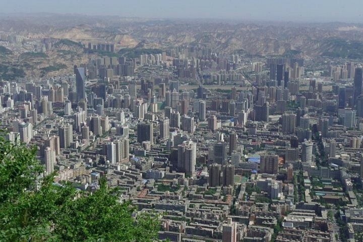 Sua capital é Lanzhou, uma cidade industrial com mais de 4 milhões de habitantes.