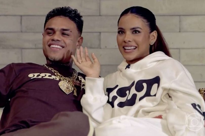 Em 2022, Bella Campos iniciou um namoro com o cantor MC Cabelinho, após eles se conhecerem nos bastidores da novela “Vai na Fé”. 
