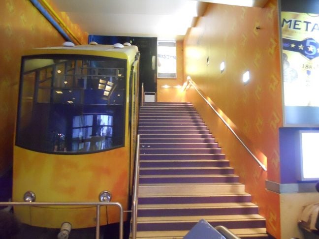 O acesso pode ser feito a pé, por trilhas, ou por um funicular que parte do bairro de Kolonaki, facilitando a subida íngreme.