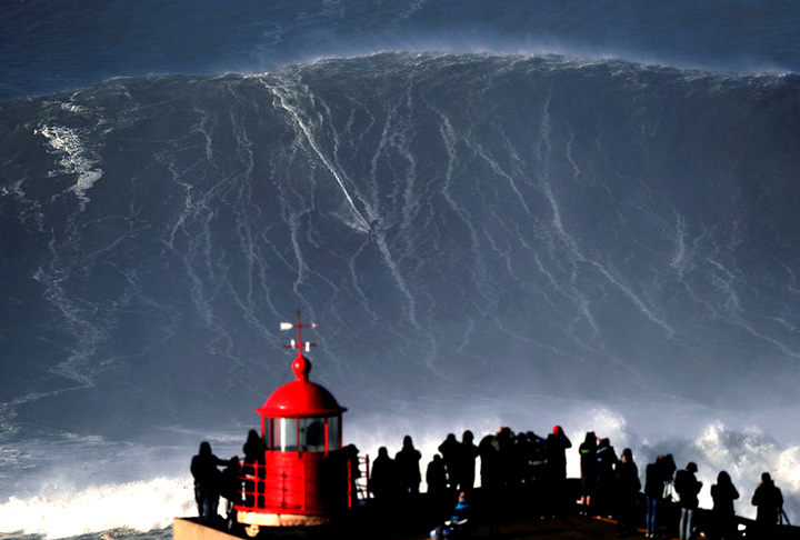 Nazaré, Portugal – É considerado o maior palco do surfe de ondas gigantes no planeta. Graças ao “Canhão da Nazaré”, um desfiladeiro submarino profundo, as ondas podem ultrapassar 30 metros, atraindo surfistas renomados.