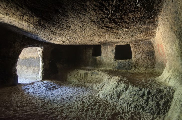 O local foi reutilizado em diferentes épocas: primeiro pelos romanos, depois pelos bizantinos, quando chegou a ser transformado em igreja dedicada a Sant’Andrea.