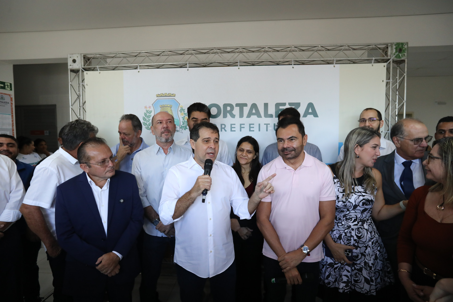 Prefeito Evandro Leitão entrega nova creche  José Euclides Ferreira Gomes, no Jangurussu, acompanhado do secretário municipal da educação Idilvan Alencar e outros políticos