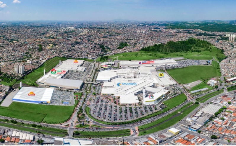 O Shopping Aricanduva,  na Zona Leste de São Paulo, é o  maior centro de compras da América Latina. 