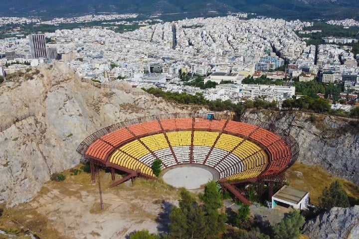 No topo, além da capela, há um teatro ao ar livre que recebe apresentações musicais e culturais.