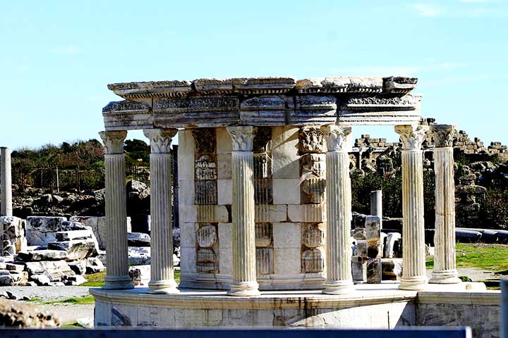 Seu uso remonta à Antiguidade, quando já era empregado em construções imponentes. O mármore é uma rocha metamórfica formada a partir do calcário submetido a altas temperaturas e pressões ao longo de milhões de anos.