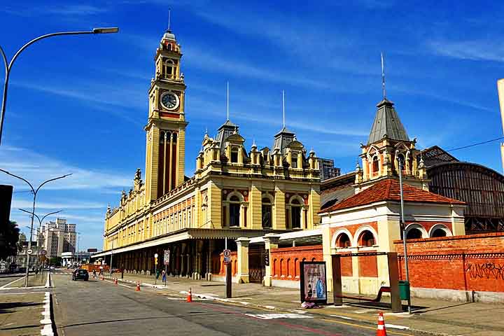 Estação da Luz (1901)
Localizada em São Paulo, foi construída para receber imigrantes e integrar a malha ferroviária do café. Seu estilo vitoriano e a importância no transporte fazem dela um dos marcos históricos da cidade. -  Madmarcelomad /Wikimédia Commons

