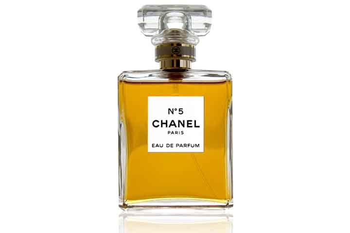 Em 1921, ela lançou o Chanel Nº 5, primeiro perfume a levar o nome de uma estilista e até hoje um dos mais vendidos do mundo.
