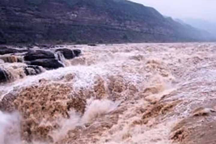 Apesar de sua importância histórica e cultural, o Rio Amarelo também é conhecido como A Tristeza da China devido às catastróficas inundações que causou ao longo dos séculos.