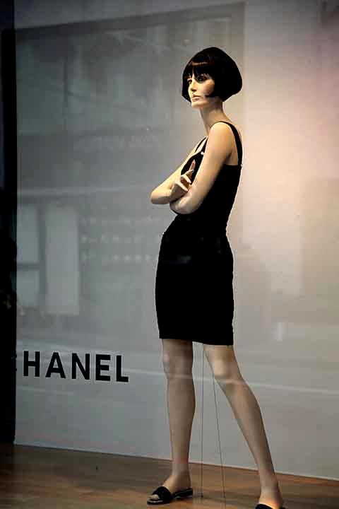 Chanel defendia a elegância prática, que refletia a independência feminina em uma sociedade em transformação.
