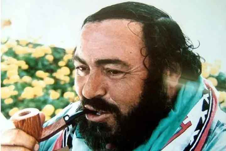 Diversas personalidades icônicas eram adeptas do cachimbo e passavam uma ideia do objeto. - mais do que um hábito - como um símbolo de concentração, reflexão e estilo pessoal. Na foto, o tenor Luciano Pavarotti. 