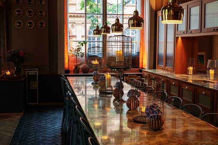 O mármore em geral é amplamente utilizado na arquitetura e no design de interiores, sendo empregado em pisos, revestimentos de parede, bancadas e móveis