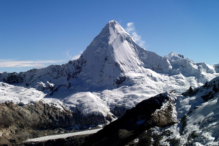 O Nevado Artesonraju é uma das montanhas mais conhecidas dos Andes peruanos, localizada na Cordilheira Branca, dentro do Parque Nacional Huascarán, na região de Ancash.