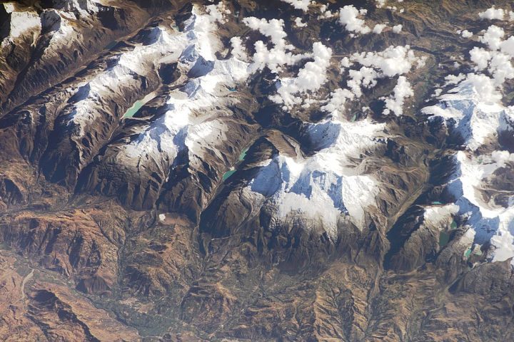 Seu nome tem origem no termo quechua Artisonraju, que significa Pico de Neve ou Montanha de Neve.
