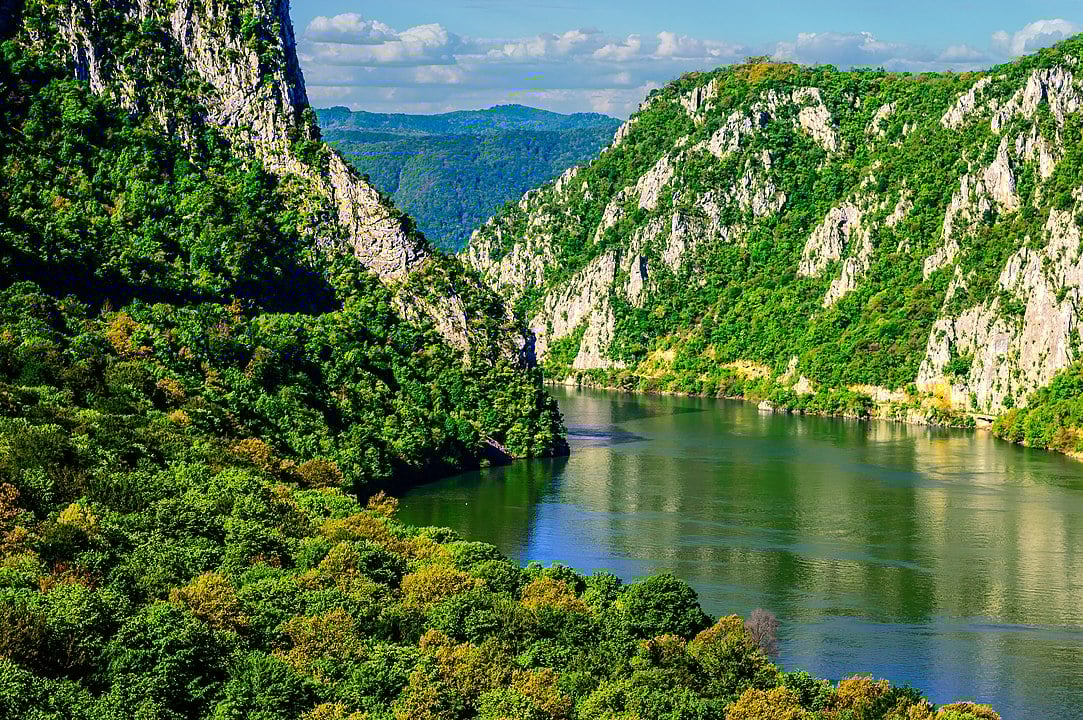 A Europa abriga diversos parques nacionais, que são fundamentais para a preservação da biodiversidade, a proteção de ecossistemas e o combate às mudanças climáticas. Além disso, promovem turismo sustentável, educação ambiental e conexão cultural com a natureza.
Na foto, o belo parque nacional de Dierdap, na Sérvia. E nós começamos a lista, então, por ele. 