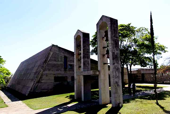 Mosteiro de São Bento (1590)
Localizado em São Paulo, é uma das construções religiosas mais importantes do país. Seu interior ricamente decorado e os cantos gregorianos atraem visitantes em busca de arte e espiritualidade. - Divulgação