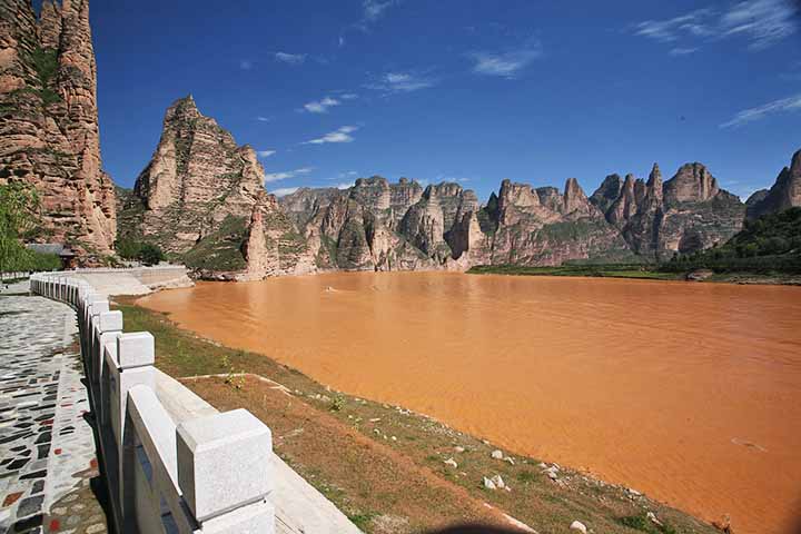 O rio é chamado de Amarelo devido à grande quantidade de sedimentos de loess, uma fina poeira amarela, que ele carrega ao longo de seu curso.