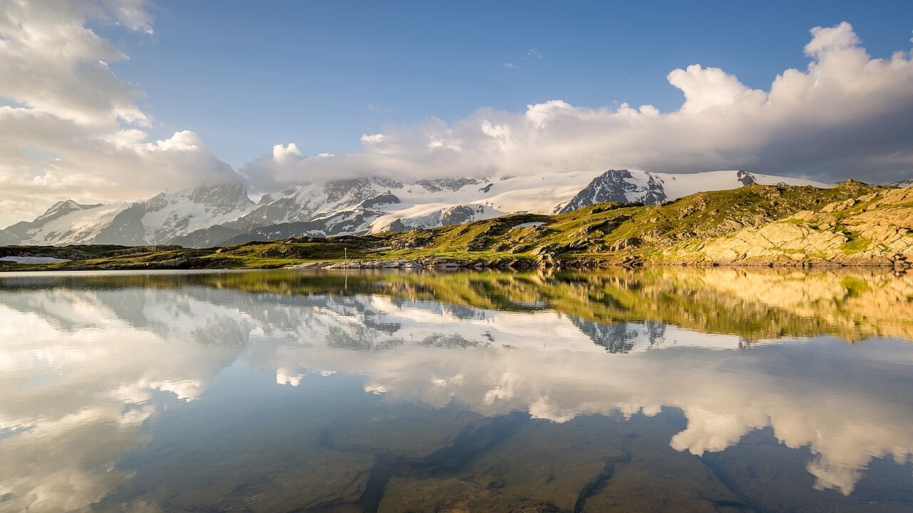 PARQUE NACIONAL DE ÉCRINS – FRANÇA - Fundado em 1973, situa-se nos Alpes franceses, com picos e glaciares impressionantes. É conhecido por sua flora alpina diversificada.