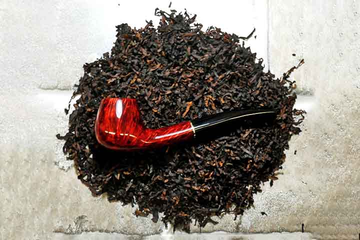 Os fumantes de cachimbo usam tabacos específicos, como o Virginia, Burley e Latakia, que variam em sabor e intensidade. Algumas misturas são aromáticas, oferecendo sabores doces, enquanto outras têm perfis mais robustos e defumados.