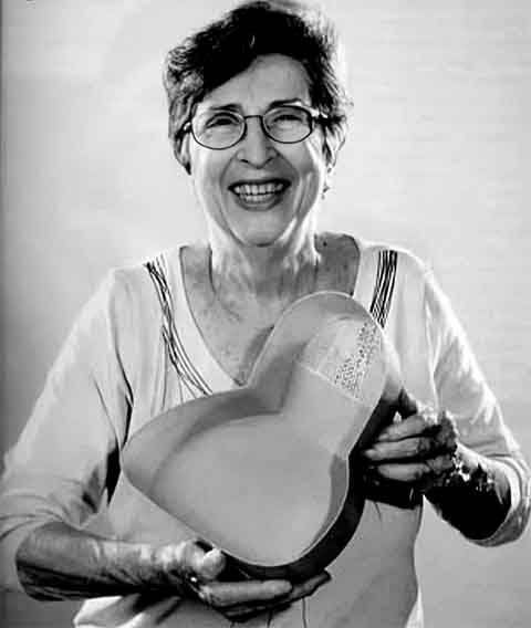 Cozinheira nas horas vagas, ela criou o item com a ajuda do marido. Após patentear a invenção, o escorredor começou a ser fabricado em larga escala e rapidamente se popularizou nas cozinhas brasileiras.