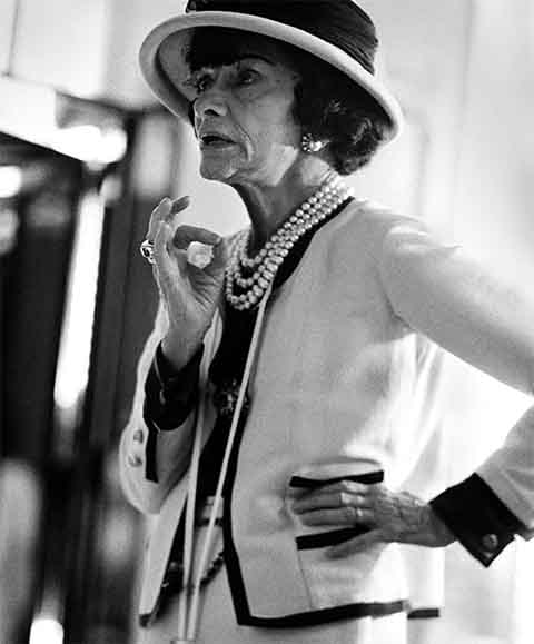 A criação do tailleur de tweed, em 1956, é um dos símbolos da trajetória profissional de Chanel. Trata-se de um elegante conjunto de roupa feminino composto por um casaco e uma saia.
