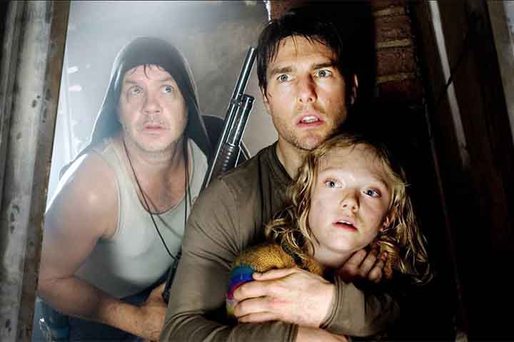 Estrelada por Tom Cruise, essa versão teve um foco maior no drama humano e na luta pela sobrevivência em um mundo devastado pela invasão alienígena.
