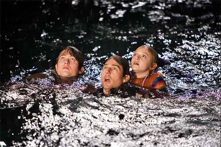 Além dessas três adaptações maiores, houve produções independentes que usaram o título ou a premissa de invasão marciana, mas não seguiram fielmente o livro de Wells.
