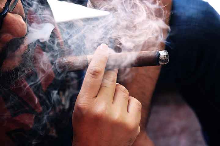 Os charutos contêm mais tabaco que os cigarros e emitem mais substâncias tóxicas quando fumados. Fumantes de charutos estão em risco de doenças respiratórias, câncer de boca e pulmão, já que o ato de fumar charuto geralmente envolve mais tempo de exposição à fumaça e maiores quantidades de nicotina e alcatrão.