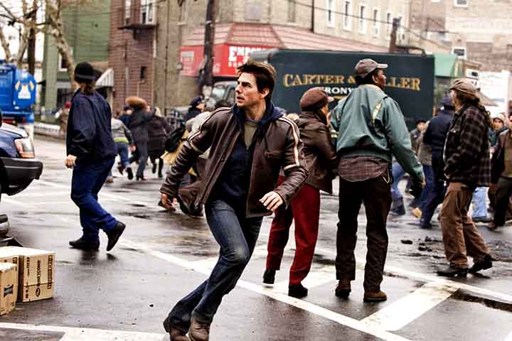 Alguns críticos elogiaram a intensidade e o suspense, enquanto outros fizeram ressalvas quanto ao enredo. Ainda assim, foi um dos maiores blockbusters de 2005 e reacendeu o interesse pela obra de Wells.
