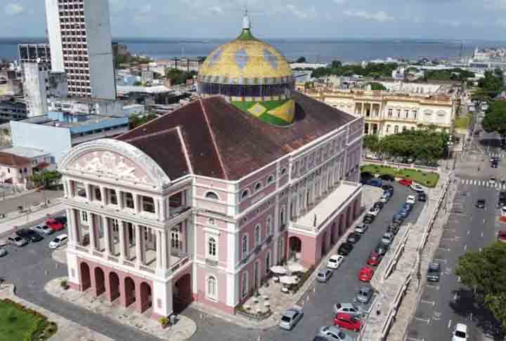 Teatro Amazonas (1896)
Localizado em Manaus, foi construído no auge do ciclo da borracha e tem forte influência europeia. Sua cúpula colorida e interior luxuoso representam a riqueza da época e a importância cultural da cidade. - Divulgação/SECOM