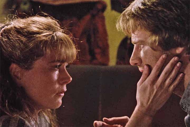 Além da trama envolvente, a produção ganhou status cult graças à sua trilha sonora icônica. 
