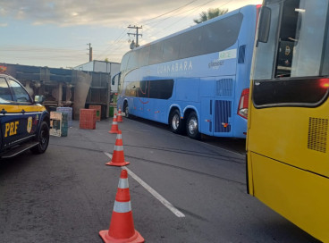 Veículos precisarama acessar o acostamento da rodovia para seguir viagem 