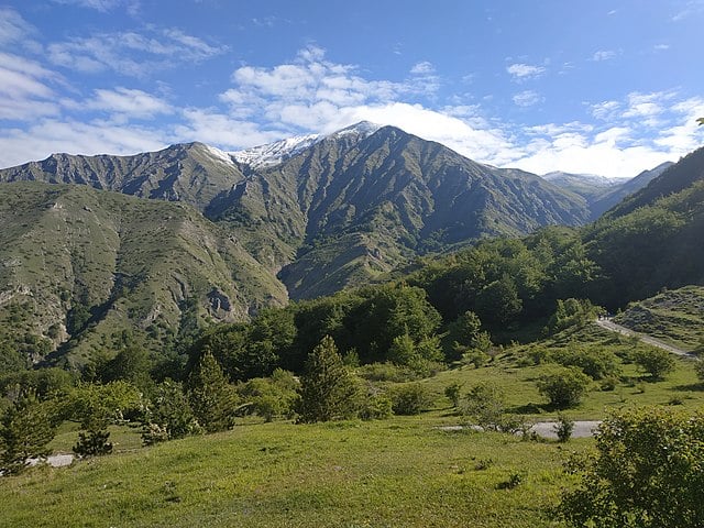 PARQUE NACIONAL DE ABRUZZO – ITÁLIA - Estabelecido em 1922, protege espécies emblemáticas, como o urso-pardo-marsicano e o lobo. Suas florestas montanhosas oferecem uma rica biodiversidade.
