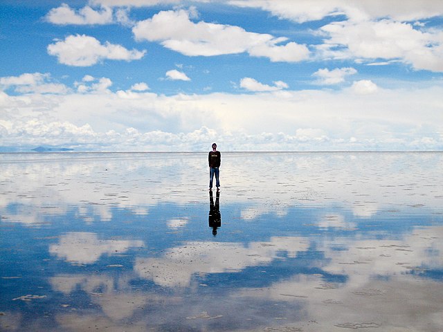 Nessa época, o salar se transforma em um gigantesco espelho natural, refletindo o céu e criando uma ilusão de continuidade entre a terra e o horizonte.