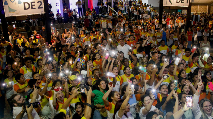 FORTALEZA, CEARÁ, BRASIL, 22-08-2025: Prefeito Evandro Leitão em entrega de prémio para equipe vencedora do concurso para criação e escolha do novo fardamento escolar. (Foto: Samuel Setubal/ O Povo)